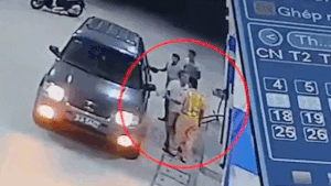 Video: Bị nhắc nhở, tài xế xe biển xanh tát, cự cãi CSGT ở Thanh Hóa