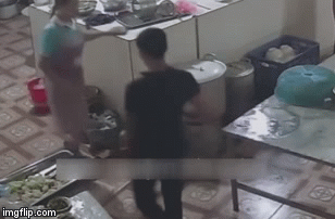 Người phụ nữ ôm mặt đau đớn, nghi bị nam thanh niên tạt axit