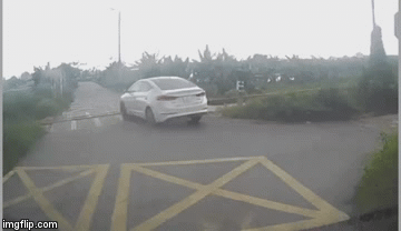 Video: Hoảng hồn cảnh ô tô băng qua đường ray ngay trước mũi tàu