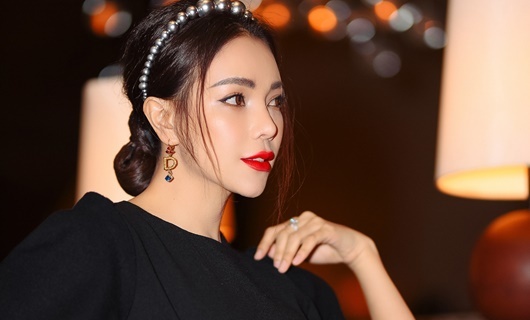 Trà Ngọc Hằng diện hàng hiệu hơn 200 triệu đồng, khẳng định hát Bolero có thể mặc sang chảnh