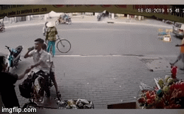 Video: Xe máy không người lái lao như