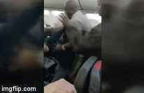 Video: Người đàn ông bị tố sàm sỡ khách nữ gây rối loạn trên máy bay, buộc cảnh sát phải chích điện