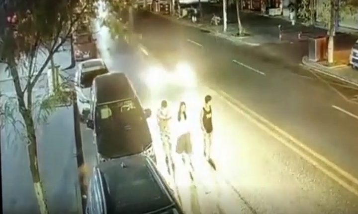 Video: Dàn hàng ba đi bộ dưới lòng đường, nam thanh niên bị ô tô đâm gãy chân