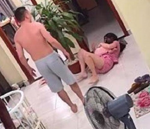 Tin tức thời sự mới nóng nhất hôm nay 28/8/2019: Phẫn nộ chồng tung cước đánh vợ vừa sinh vì lý do bất ngờ