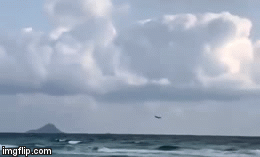 Video: Khoảnh khắc máy bay quân sự Tây Ban Nha lao thẳng xuống biển, phi công thiệt mạng