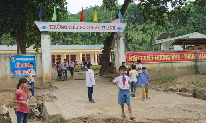 Hiệu trưởng ở Nghệ An bị tố bớt xén hàng nghìn hộp sữa của học sinh nghèo