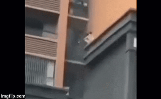 Video: Kinh hãi cảnh ông cõng cháu trên lưng trèo ra từ căn hộ tầng 7 đang bốc cháy