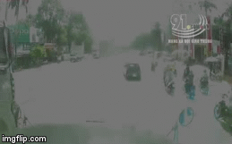 Video: Kinh hoàng người đàn ông thoát chết trong gang tấc dưới gầm xe đầu kéo 