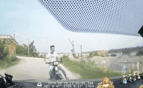 Video: Ôm cua tốc độ cao, thanh niên đi xe Dream tông trực diện ô tô