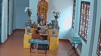 Video: Hai mẹ con vào chùa ngó ngang ngó dọc rồi nhanh tay