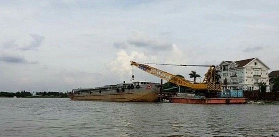TP HCM: Sà lan nặng 2.000 tấn mất lái đâm vào ca nô, cầu cảng của nhà dân