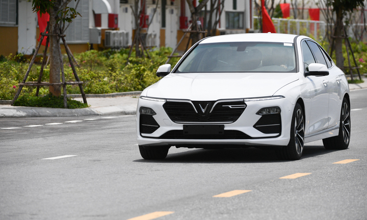 VinFast duy trì ưu đãi về giá cho xe ô tô Lux và Fadil