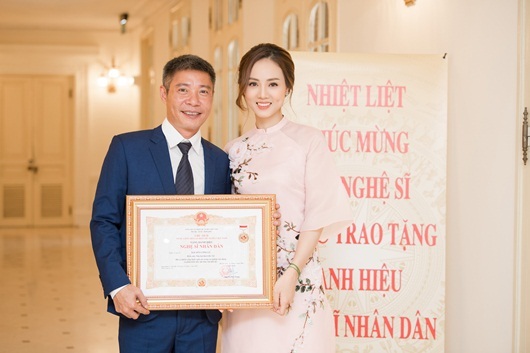Vợ cũ gửi hoa, bạn gái nghẹn ngào khi Công Lý được trao tặng danh hiệu NSND