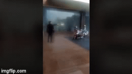 Nghi vấn nhân viên khách sạn Grand Plaza đuổi người trú mưa: Người quay clip nói gì?