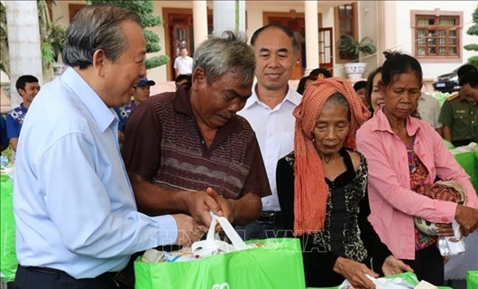 Phó Thủ tướng Trương Hòa Bình thăm, tặng quà gia đình chính sách tại Bình Phước