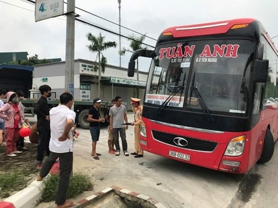 Tài xế bị phạt hơn 15 triệu đồng, tước giấy phép vì