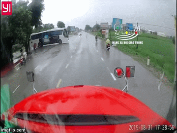 Video: Tài xế container “phanh cháy lốp” tránh xe khách sang đường ẩu