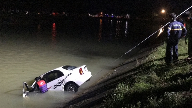 Tin tức tai nạn giao thông mới nhất hôm nay 2/9/2019: Ô tô lao xuống kênh, hai người thoát chết trong gang tấc