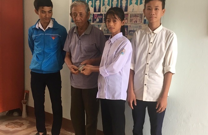 Cụ ông cảm kích nhận lại bọc tiền đánh rơi từ 2 học sinh