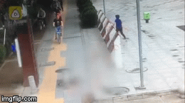 Video: Khoảnh khắc cảnh sát quật ngã nam thanh niên cầm dao rượt đuổi cha trên phố