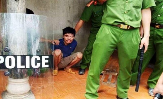 Thanh Hóa: Đuổi chém em trai bất thành, nghịch tử dùng dao cứa cổ mẹ tử vong