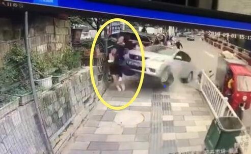 Nữ tài xế mất lái lao xe lên vỉa hè gây ra thảm cảnh cho những người đi bộ