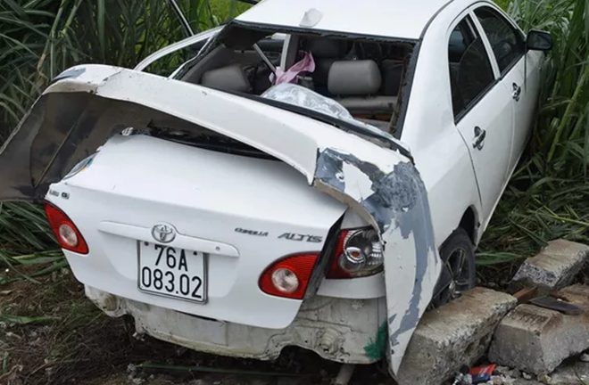Tin tức tai nạn giao thông mới nhất hôm nay 4/9/2019: Ô tô 4 chỗ bị tàu SE9 tông văng xuống ruộng