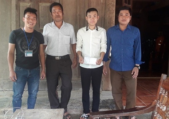 Nam sinh dũng cảm lao cứu 2 người chới với giữa dòng nước lũ