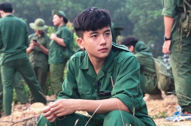 Dân mạng phát cuồng với bức ảnh góc nghiêng thần thánh của nam sinh học quân sự