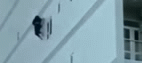 Video: Khoảnh khắc người đàn ông buông mình từ tòa nhà cao tầng xuống đất