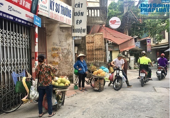 Nhịp sống của người dân Hạ Đình sau vụ cháy công ty Rạng Đông: Chợ cóc, hàng ăn vẫn tấp nập khách hàng