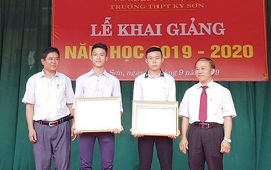 Khen thưởng 2 học sinh dũng cảm cứu người giữa dòng nước lũ
