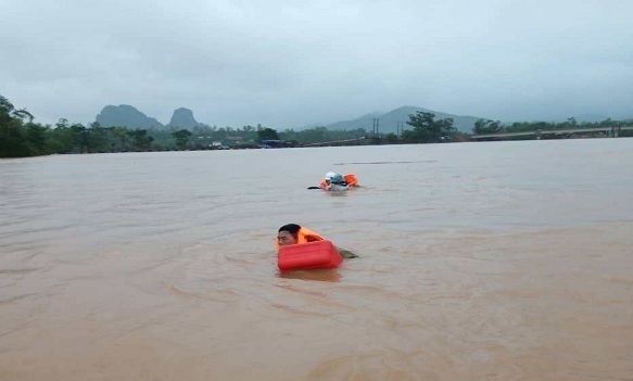 Quảng Bình: Đi thăm dân vùng lũ, ca nô chở đoàn lãnh đạo huyện bất ngờ bị lật
