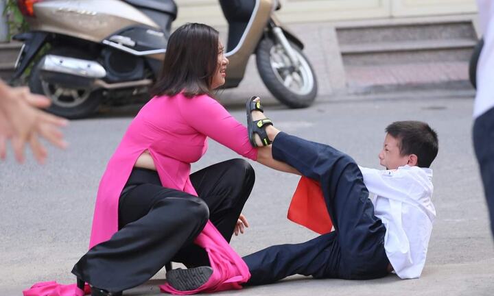 Bức ảnh bé trai “kéo co