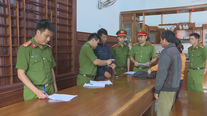 Đắk Lắk: Bắt chủ doanh nghiệp chứa gỗ lậu
