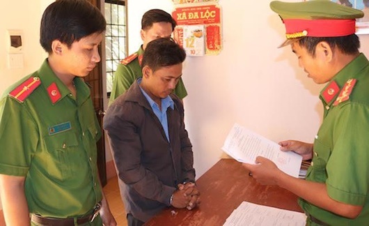 Bắt gã cha dượng thuê nhóm người đánh