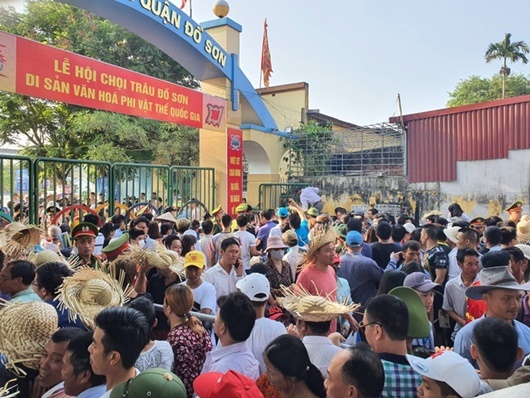 Hàng ngàn người mướt mồ hôi chen chúc vào xem Lễ hội Chọi trâu Đồ Sơn 2019