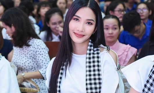 Hoàng Thùy tiết lộ từng đi bán hàng rong, bán sim điện thoại
