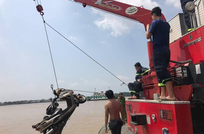 Vụ thi thể nhà báo nổi trên sông: Tìm thấy xe máy, trích xuất camera nhận định nguyên nhân ban đầu