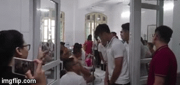 Video: 11 cầu thủ CLB Hà Nội đến bệnh viện thăm nữ CĐV bị pháo bắn trúng đùi trên sân Hàng Đẫy