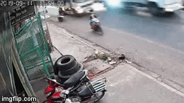 Video: Thanh niên ngã ngay cạnh xe tải và màn phản xạ cực nhanh thoát khỏi 