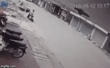 Video: Kinh hãi cảnh nữ sinh đi xe đạp điện bị hất tung, lộn 1 vòng qua nóc ô tô