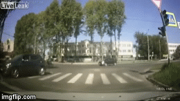 Video: Khoảnh khắc tài xế bay khỏi yên xe máy sau cú đâm trực diện ô tô