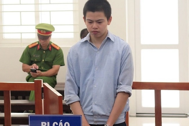 Hà Nội: Nghịch tử 19 tuổi đâm mẹ trọng thương vì bị la mắng lĩnh 14 năm tù