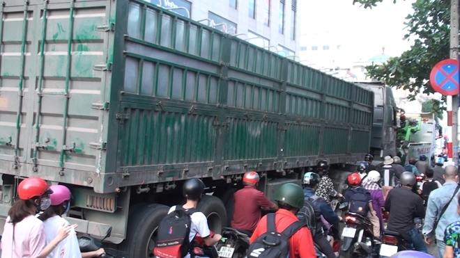 Tin tức tai nạn giao thông mới nhất hôm nay 13/9/2019: Va chạm với container, 2 nữ sinh thương vong