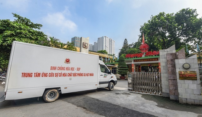 Lực lượng Binh chủng Hóa học bắt đầu tẩy độc tại công ty Rạng Đông