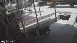 Video: Người đàn ông lao xe máy như 