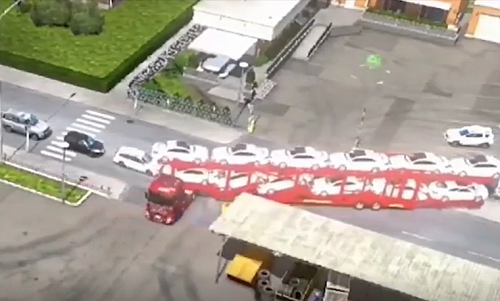 Video: Màn lùi số ngoạn mục của bác tài xế điều khiển xe container chở 12 chiếc ô tô con trên thùng hàng
