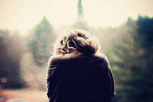 Nhìn về phía em ngồi