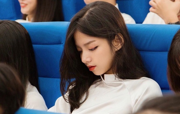 Góc nghiêng của nữ sinh ĐH Kinh tế Quốc dân khiến dân mạng không thể rời mắt